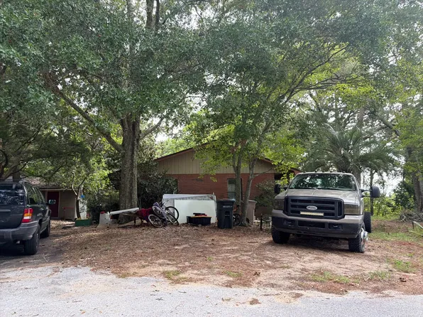 30 Sycamore Dr, Freeport, FL 32439