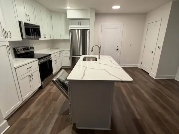 9 Woodlake Blvd #313, Gurnee, IL 60031