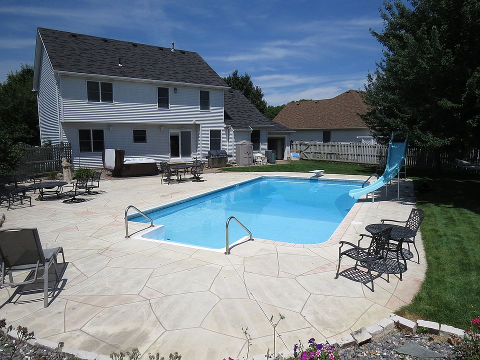 1st image of 135 Ravenglass Blvd