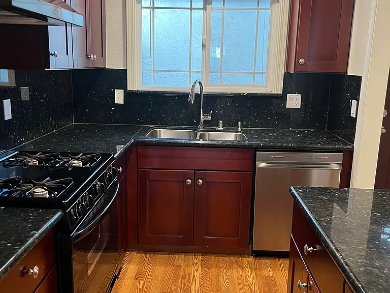 10323 Mary Ave — Photo 7