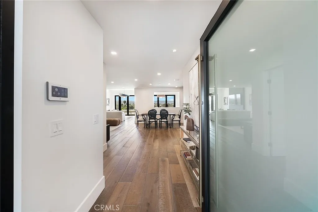 3 bed, 2558 sqft, $8,000 — Photo 4