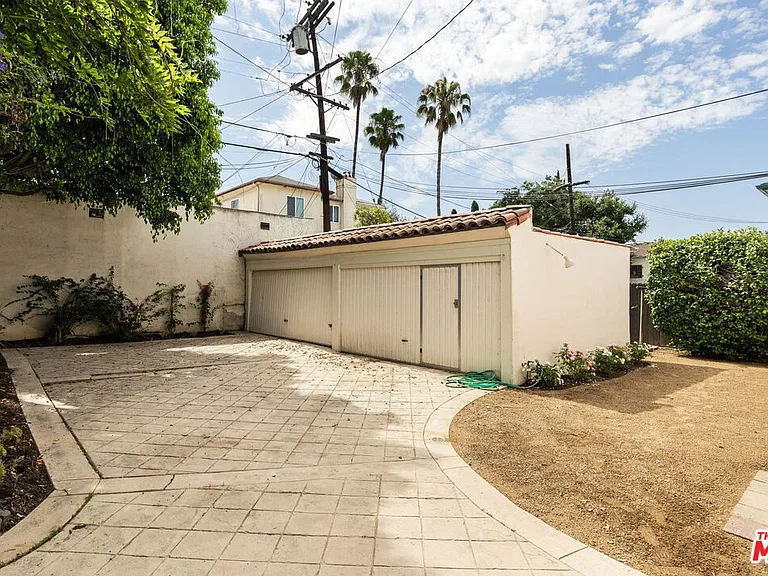 1054 S Stanley Ave — Photo 16