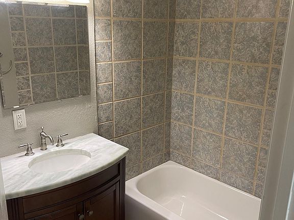 4th image of 2511 Ives Ave