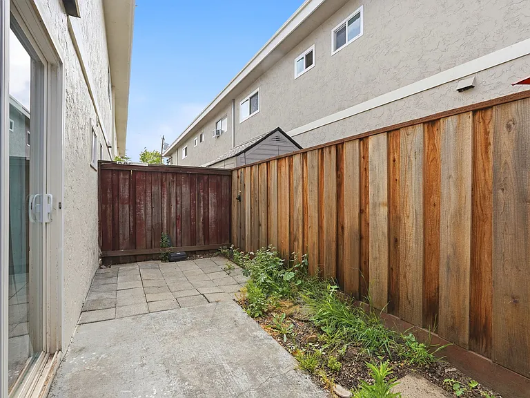 Poplar Plaza Apartments — Photo 26