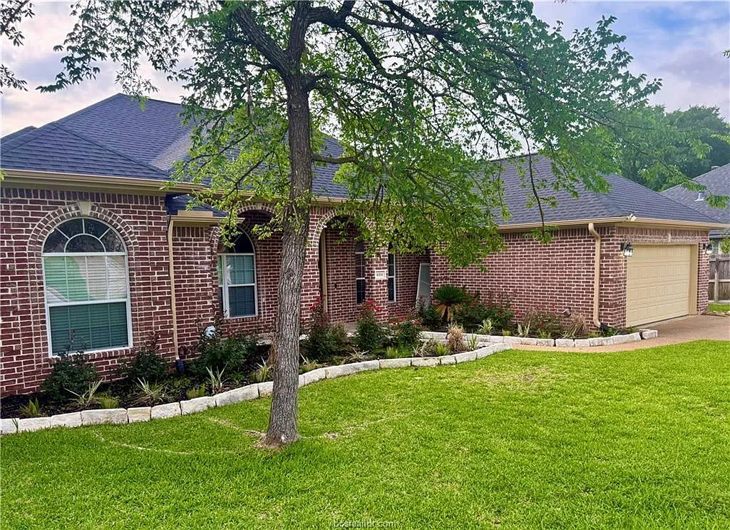4 bed, 2.5 bath, 2285 sqft, $2,700 — Photo 2