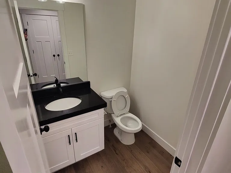 682 E Benbrook Ln — Photo 5