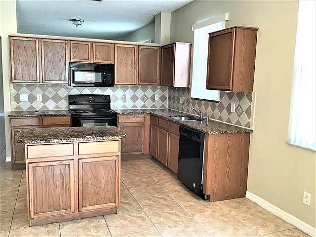 3 bed, 2.0 bath, 1972 sqft, $2,635 — Photo 2