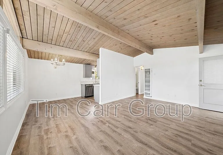 2545 Elden Ave — Photo 7