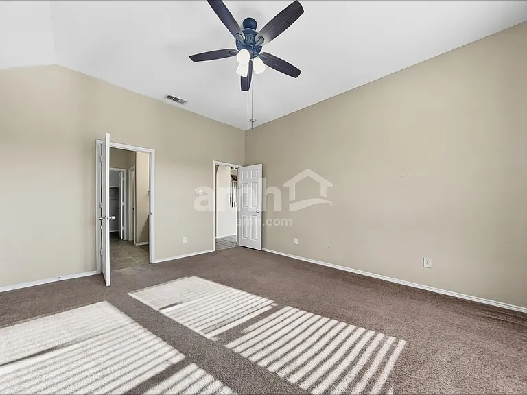 9501 Navarro St — Photo 12