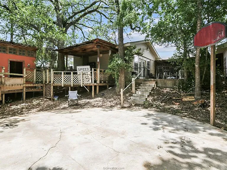 305 Brookside Dr W — Photo 42