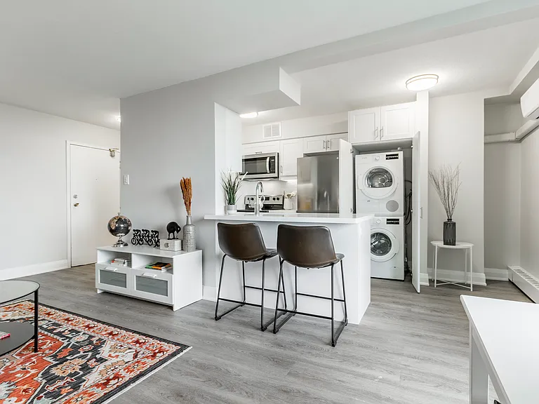 123 Charlton Ave E — Photo 6