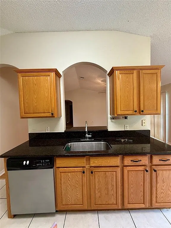 3 bed, 2.0 bath, 1176 sqft, $1,899 — Photo 3