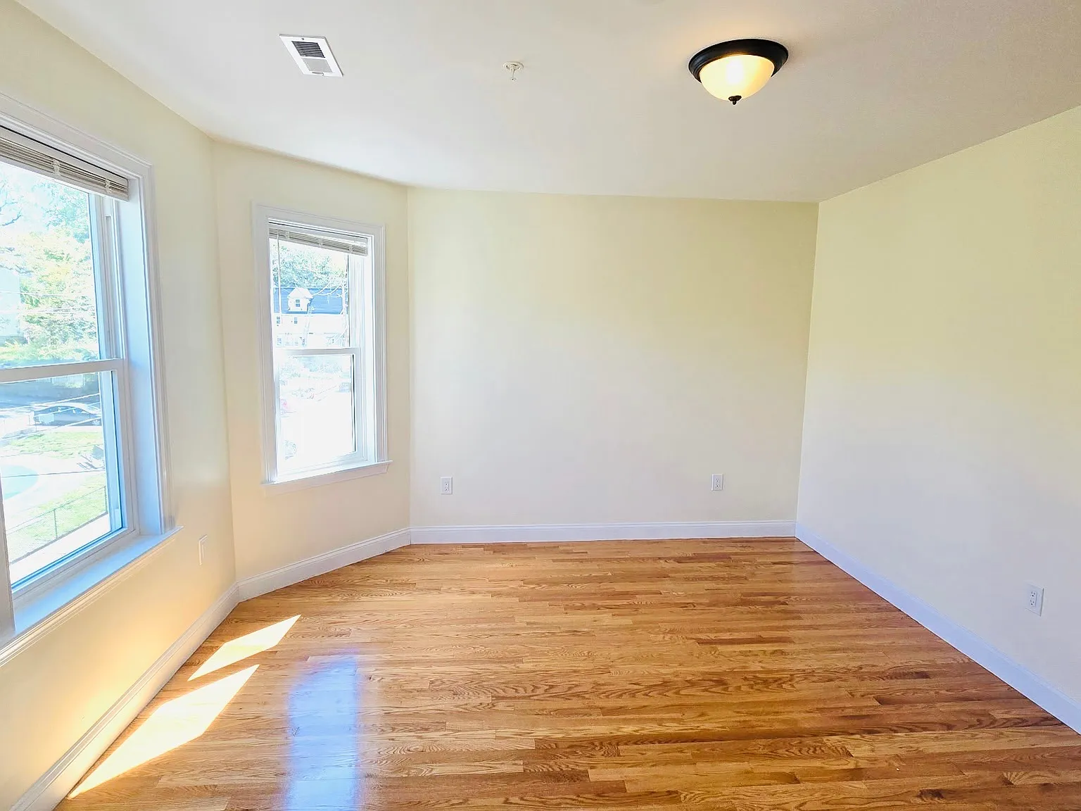 4 bed, 1400 sqft, $4,200 — Photo 3
