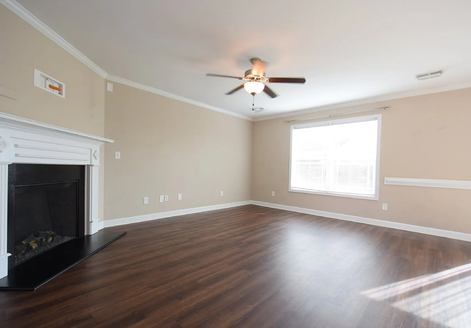 3 bed, 2.5 bath, 1429 sqft, $1,700 — Photo 3