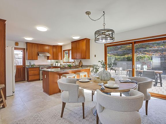 3rd image of 1020 Flora Vista Dr
