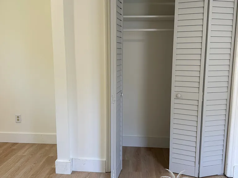 2210 Crosby Ave — Photo 6
