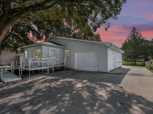 106 Sunrise Dr, Medford, MN 55049