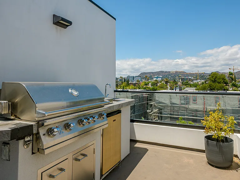 745 N Gramercy Pl — Photo 23
