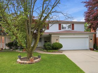 883 Briarcliff Dr, Grosse Pointe Woods, MI 48236