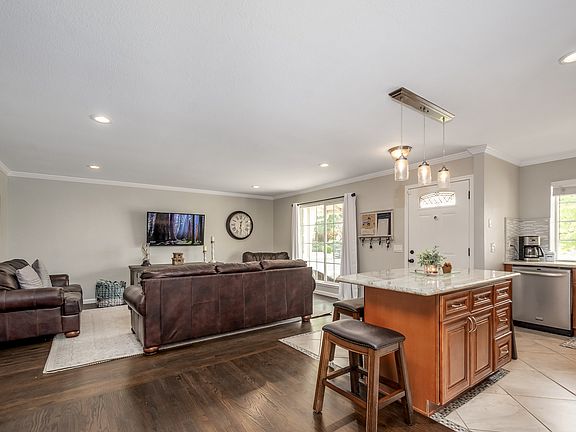 2nd image of 427 Oriole Ave