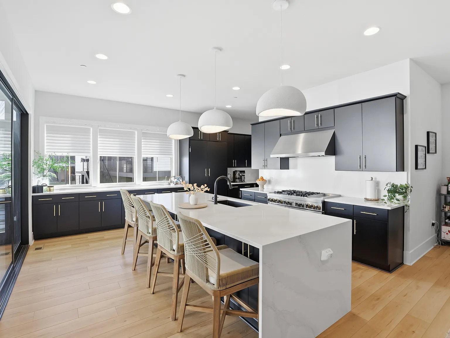 5 bed, 5250 sqft, $10,000 — Photo 3