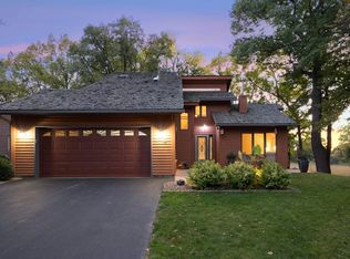 15 W Point Dr, Tonka Bay, MN 55331