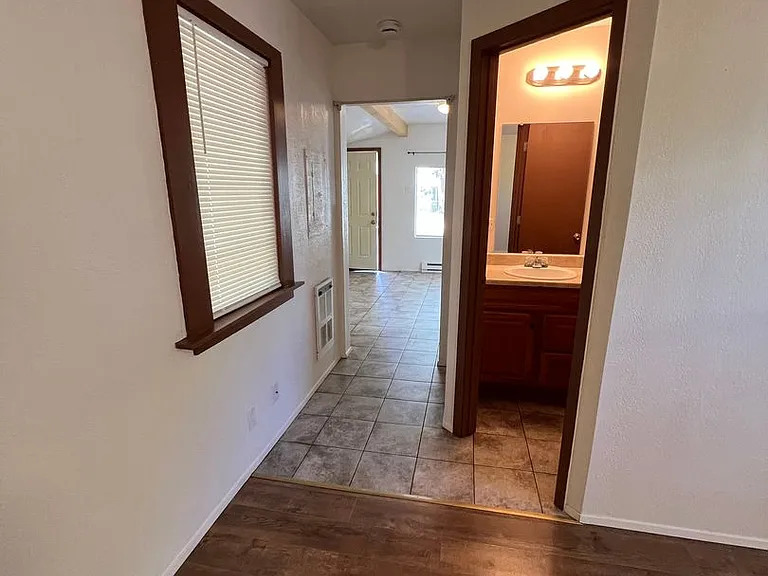 412 NW Manzanita Ave #A & B — Photo 11