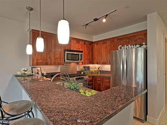 SS Appliances and Granite Countertops