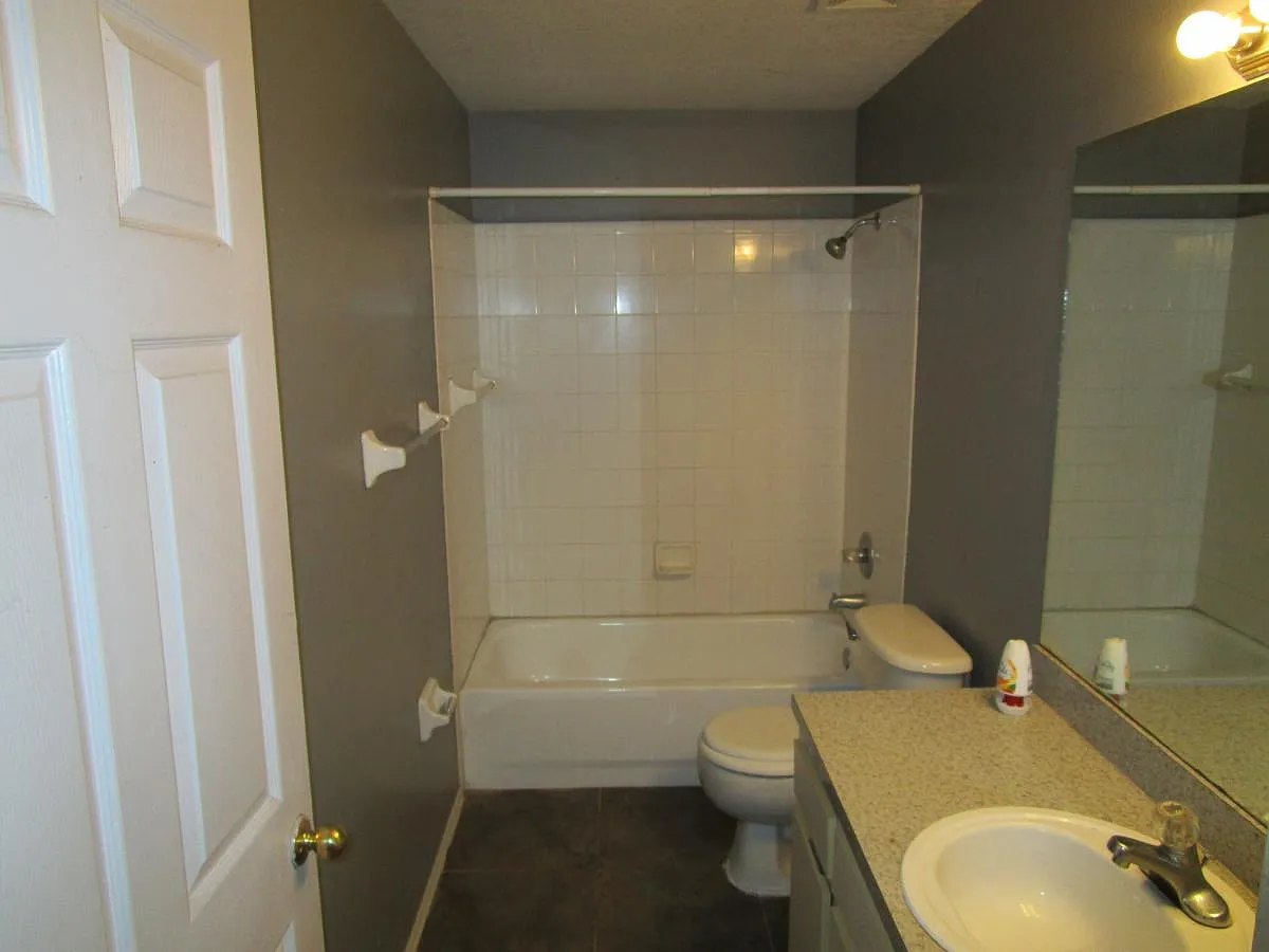 3 bed, 1260 sqft, $2,100 — Photo 3