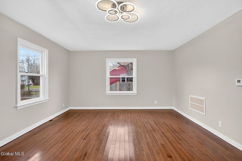 4th image of 5 Nielson Road