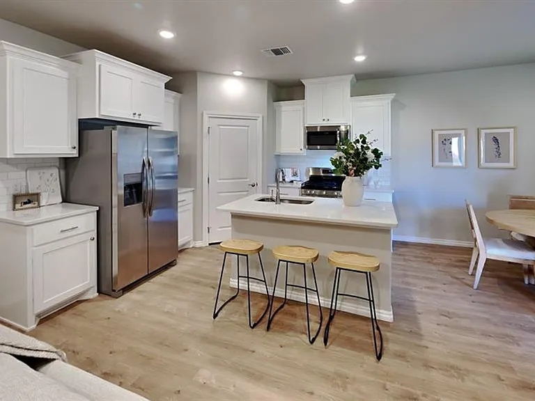 7020 Labelle Dr — Photo 9