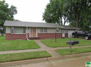 816 5th St, Hull, IA 51239