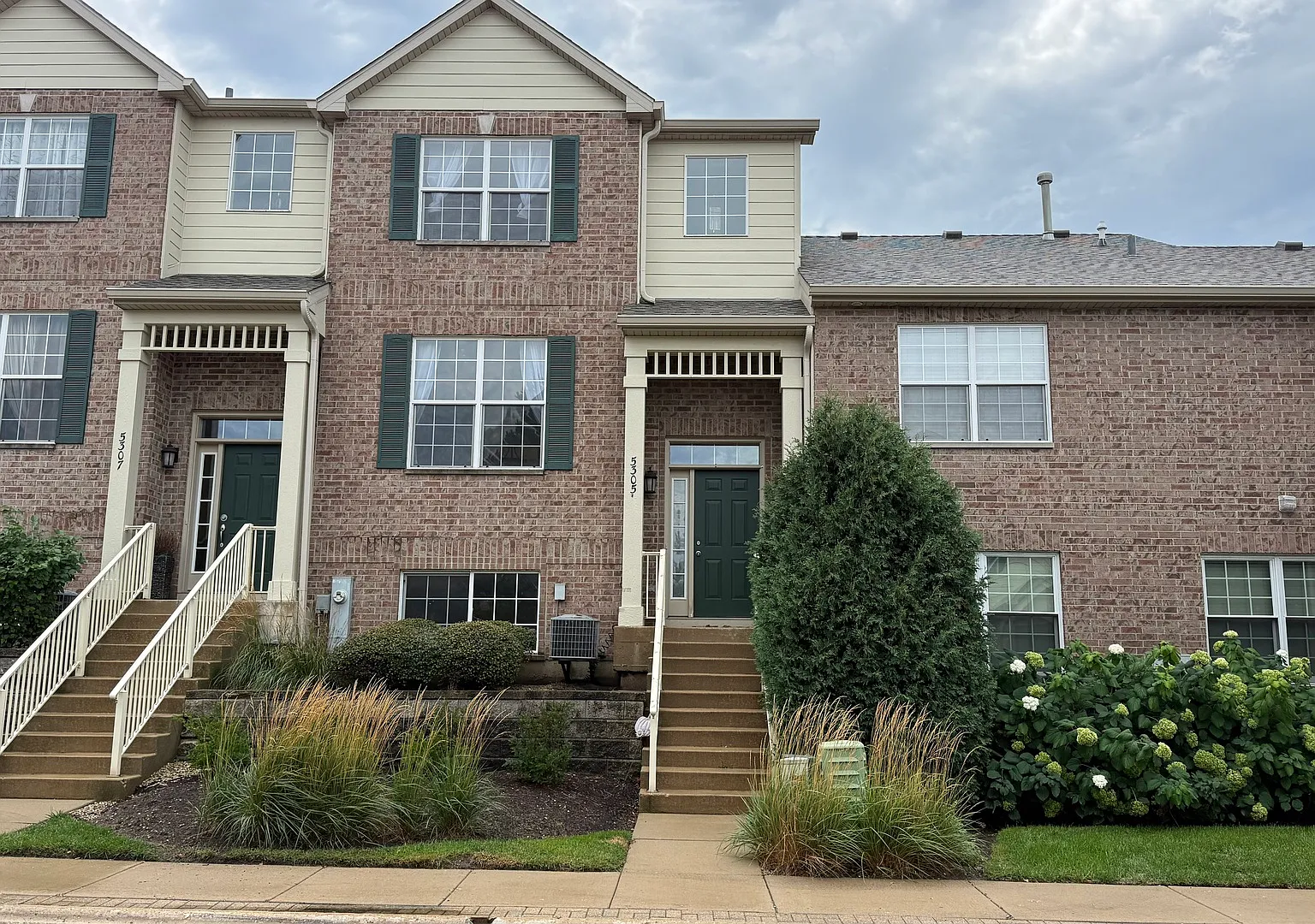 2 bed, 1.5 bath, 1568 sqft, $2,200 — Photo 1