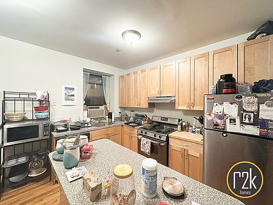 5th image of 304 W 112th St #2B