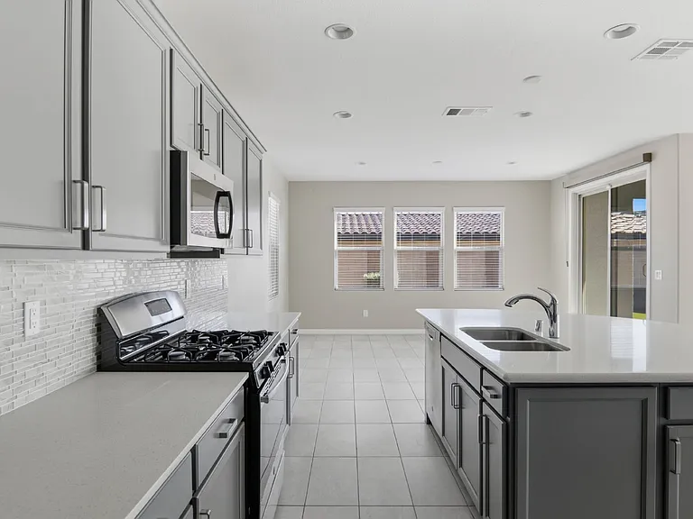3158 Molinos Dr — Photo 24