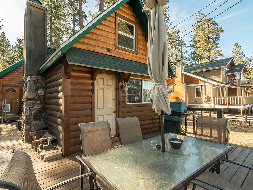 Front of cabin with deck, BBQ, outdoor seating