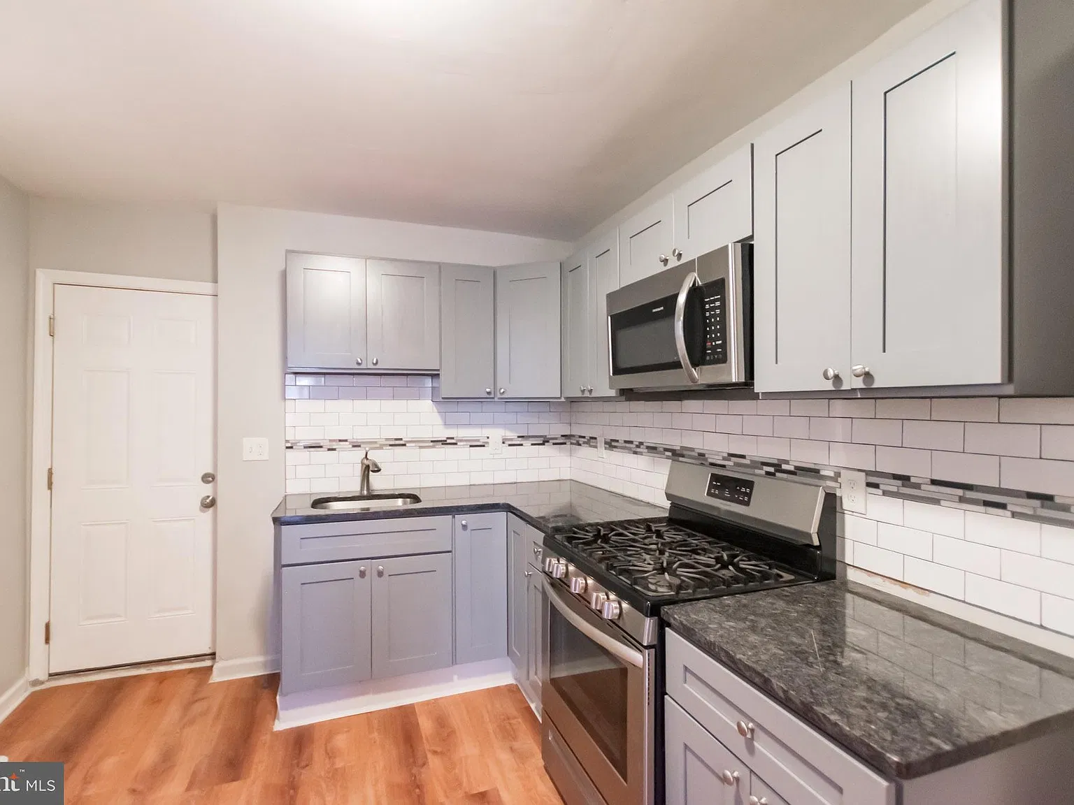 3 bed, 1.0 bath, 940 sqft, $1,575 — Photo 4
