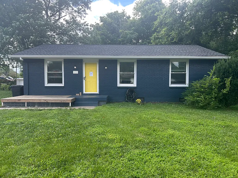 100 Cole Dr — Photo 1