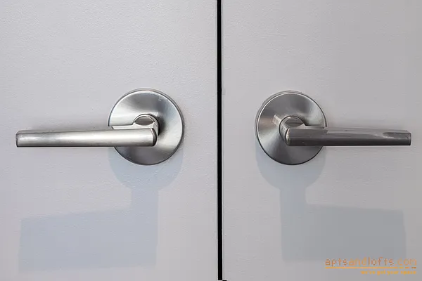 Sold by aptsandlofts.com | media 22