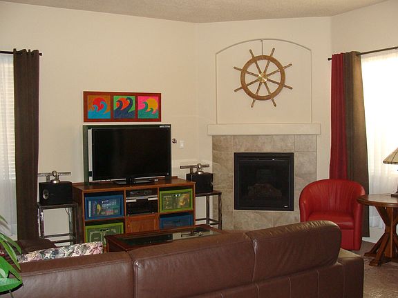 Living Room (gas fireplace)