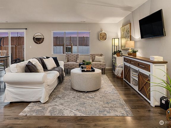 Living Room>