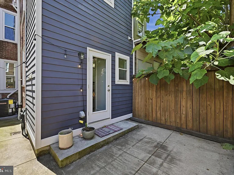 2337 E Fletcher St — Photo 25
