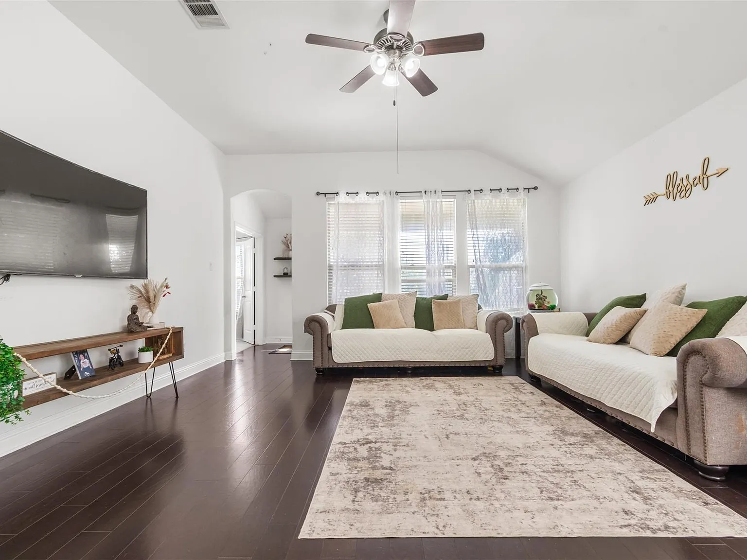 3 bed, 2.0 bath, 2260 sqft, $2,450 — Photo 2