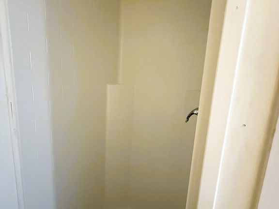 1023 S Millwood #B Bathroom Shower_10092025