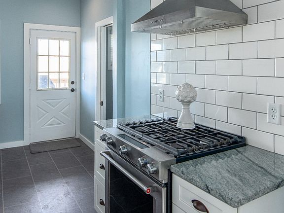 5th image of 715 Gladstone Dr SE