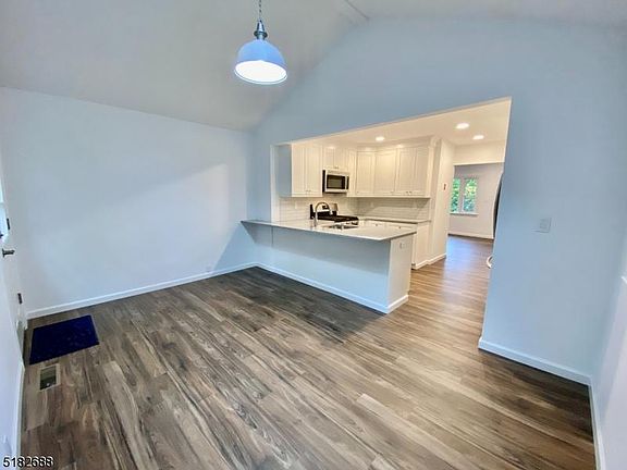 4th image of 217 W Lake Shore Dr