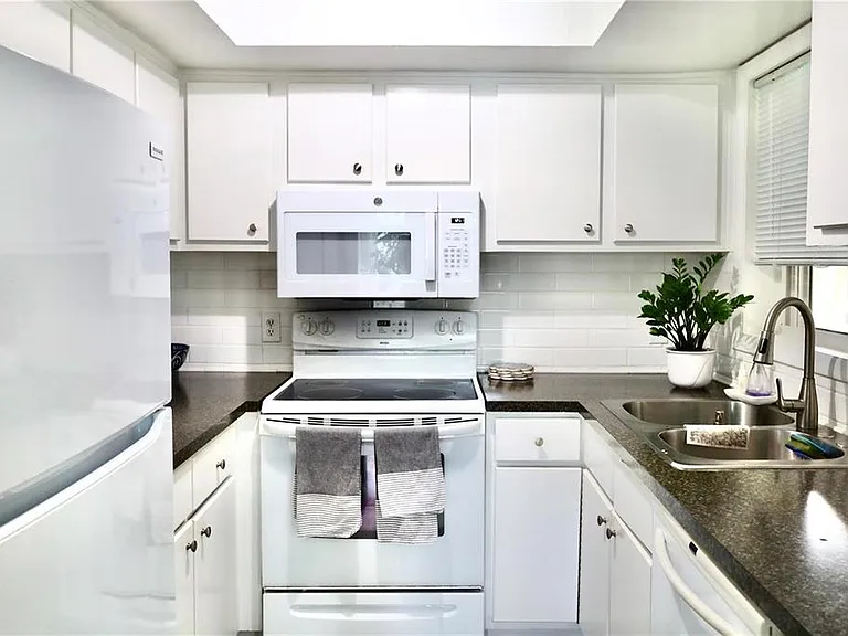 21204 Sandalwood Dr #21204 — Photo 15