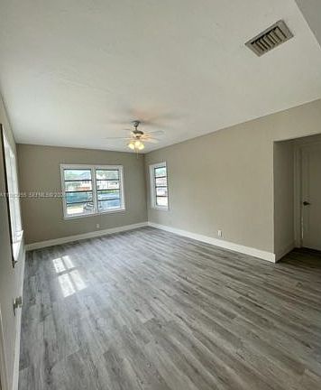 5th image of 820 SE 12th St #1