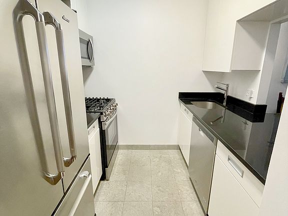 5th image of 99 John St APT 1211