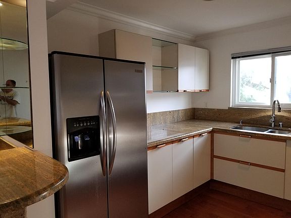 5th image of 864 Granville Ave #4